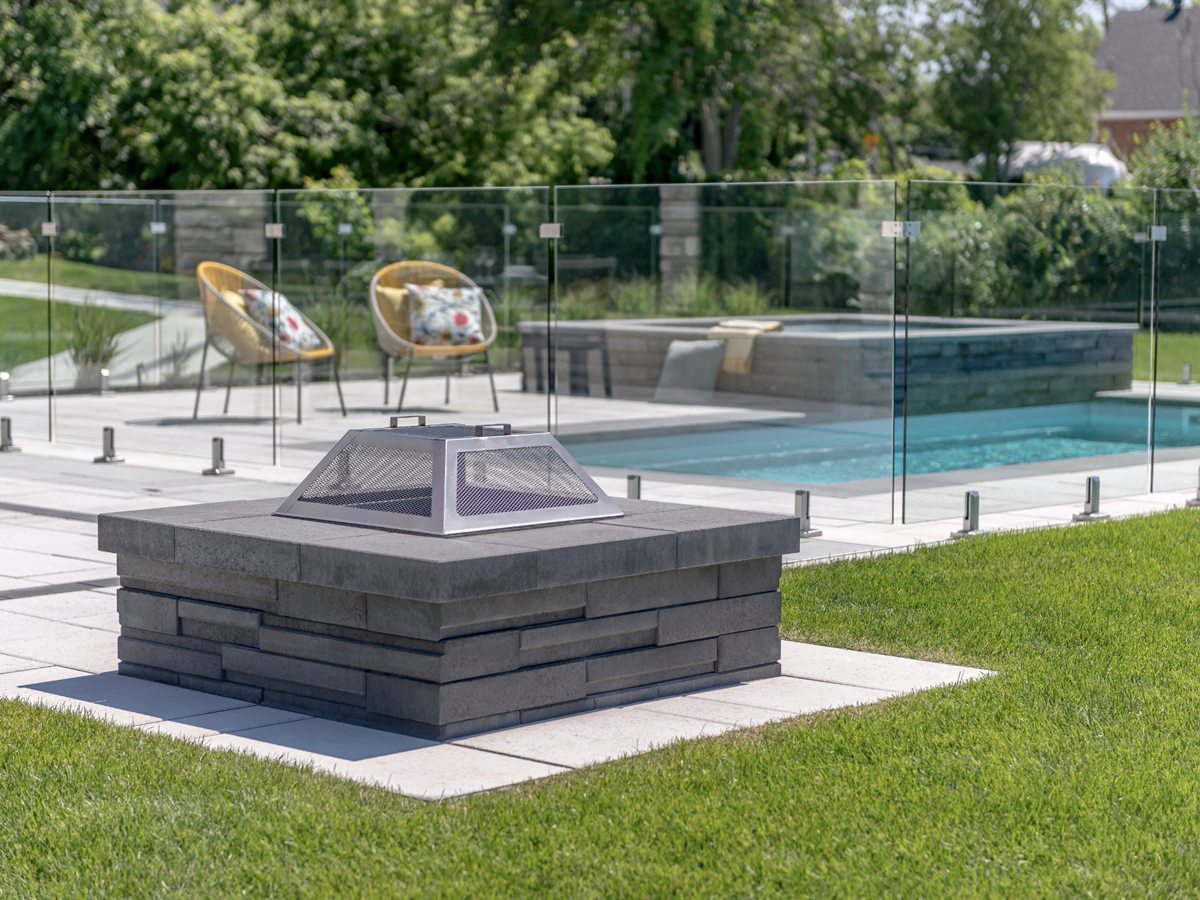 Aménagement complet : pavé uni, foyer de pierre et piscine creusée