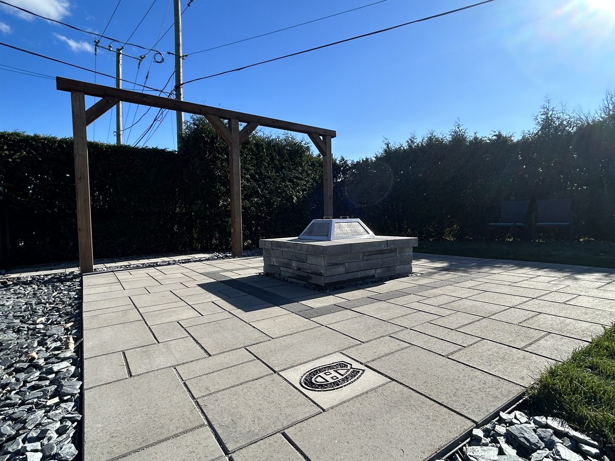 Détail de pose de pavé uni et de pierre concassée