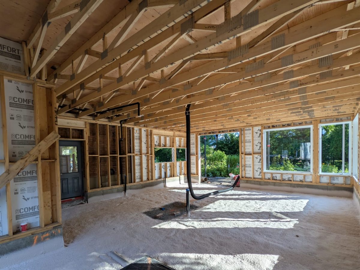Espace intérieur vidé et préparé pour la rénovation