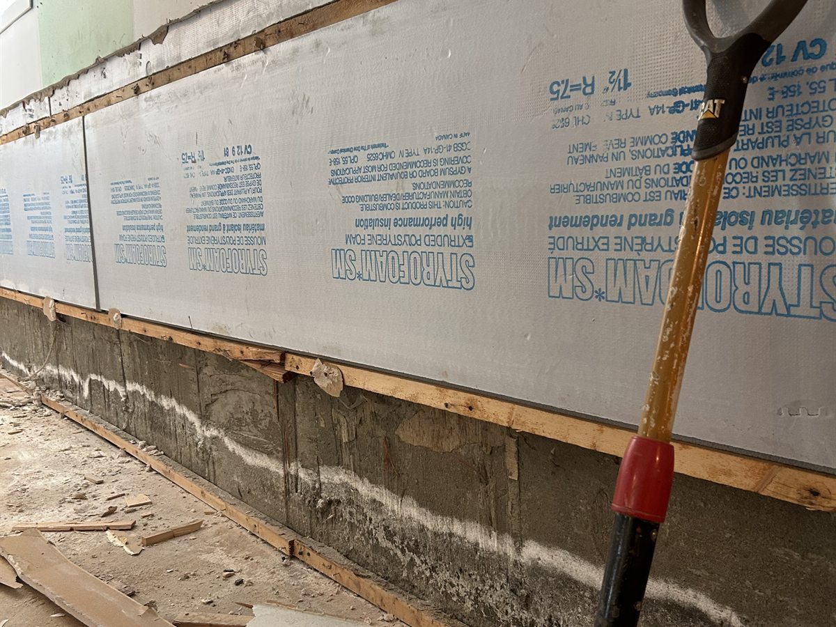 Démolition intérieure et mur de fondation dégagé